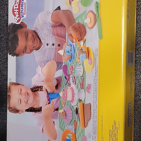 Play-Doh Kitchen Creations - Sweet Cakes Playset with 8 Colors, Playmat, Over 15 - Picture 2 of 7